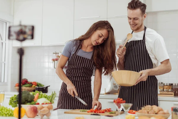 Blogger Youtuber Concept Happy Pair Amano Registrare Video Mentre Cucinano — Foto Stock