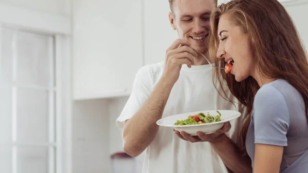 Jovem Dando Morango Para Sua Namorada Enquanto Cozinham Juntos Cozinha — Fotografia de Stock