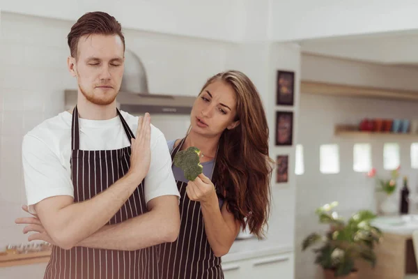 Giovane Donna Dando Vegatable Uomo Non Vogliono Mangiare Verdure Uomo — Foto Stock