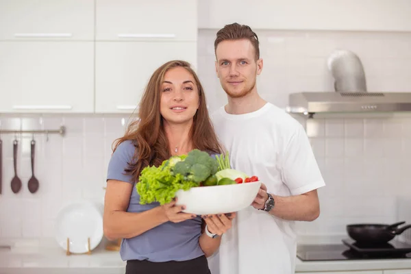 Mutlu Çift Mutfakta Birlikte Yemek Yapmaya Bayılır Genç Adam Kadın — Stok fotoğraf