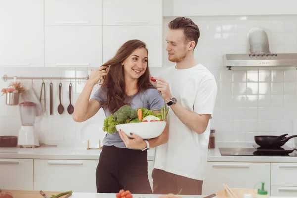 Jovem Dando Tomate Namorada Enquanto Cozinhavam Juntos Cozinha Casal Feliz — Fotografia de Stock