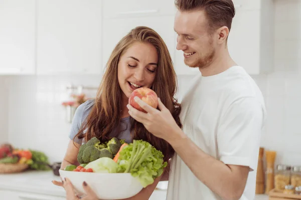 Jovem Dando Maçã Para Sua Namorada Enquanto Cozinham Juntos Cozinha — Fotografia de Stock