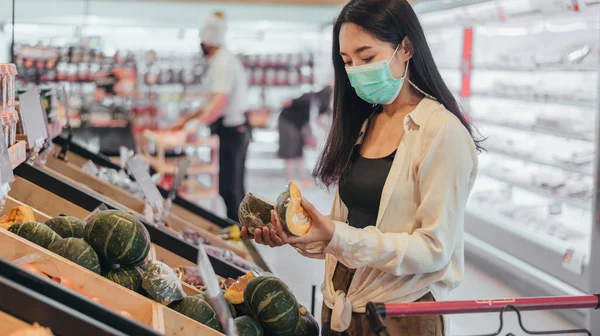 Jovem Vestindo Proteger Máscara Facial Compras Supermercado Mulher Asiática Vestindo — Fotografia de Stock