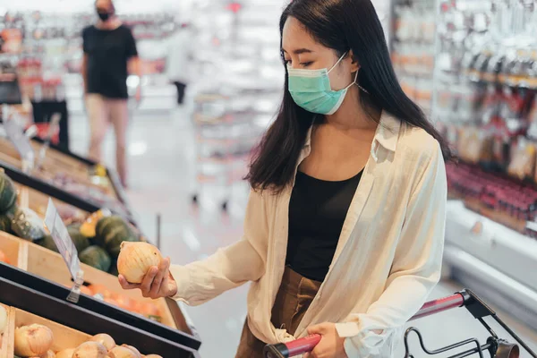 Jovem Vestindo Proteger Máscara Facial Compras Supermercado Mulher Asiática Vestindo — Fotografia de Stock