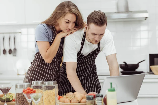 Casal Feliz Amor Cozinhar Juntos Cozinha Jovem Homem Amoroso Mulher — Fotografia de Stock