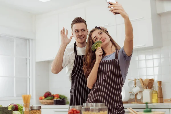 Jovem Casal Adora Tirar Fotos Selfie Enquanto Cozinham Juntos Cozinha — Fotografia de Stock