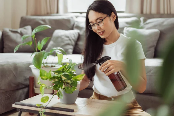 Mulher Molhando Para Suas Plantas Casa Mulher Asiática Jardinagem Casa — Fotografia de Stock