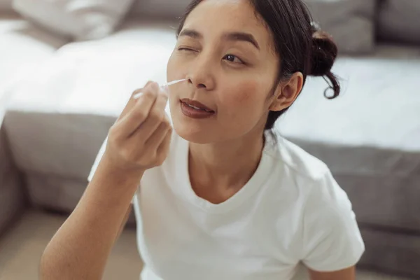 Teste Autoavaliação Mulher Jovem Para Covid Casa Com Cotonete Nasal — Fotografia de Stock