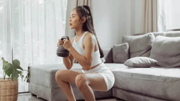 Jovem Exercitando Casa Mulher Asiática Saudável Sportwear Fazendo Exercício Agachamento — Fotografia de Stock