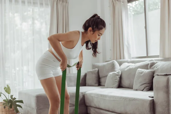 Mujer Joven Haciendo Ejercicio Con Banda Resistencia Casa Entrenamiento Mujer — Foto de Stock