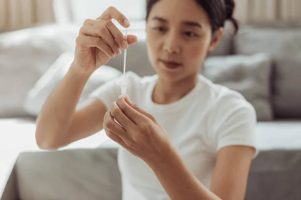 Ung Kvinna Självtest För Covid Hemma Med Antigen Kit Asiatisk — Stockfoto