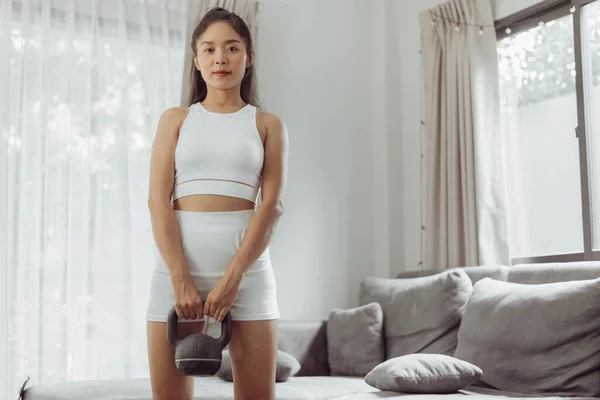 若い女性が家で運動している 家庭でのワークアウトのために立ってスポーツウェアでアジアの健康的な女性 ホームエクササイズ — ストック写真