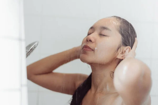 Junge Frau Beim Haarewaschen Unter Der Dusche Asiatin Wäscht Ihr — Stockfoto