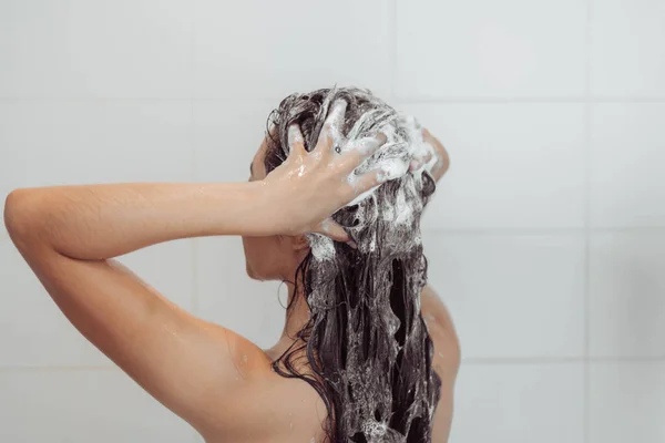 Ung Kvinna Tvättar Håret Duschen Asiatisk Kvinna Tvättar Sitt Svarta — Stockfoto