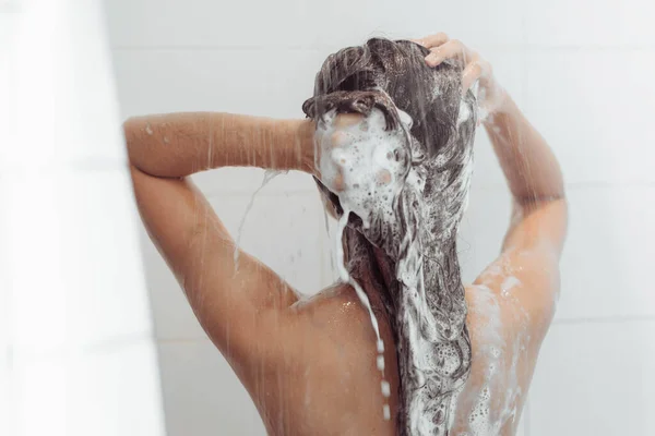 Jovem Mulher Lavando Cabelo Chuveiro Mulher Asiática Lavando Seu Cabelo — Fotografia de Stock