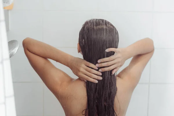Egy Fiatal Hajat Mos Zuhanyozás Közben Ázsiai Mosás Neki Fekete — Stock Fotó