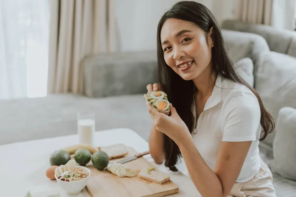 Mulher Apta Ferver Com Comida Saudável Jovem Cozinhando Comida Saudável — Fotografia de Stock