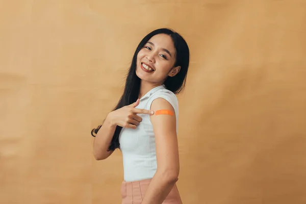 Asian Woman Showing Shoulders Getting Vaccine Happy Woman Showing Arm — Stock Photo, Image
