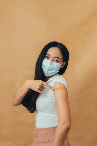 Asijka Ukazuje Ramena Očkování Happy Woman Showing Arm Band Aids — Stock fotografie