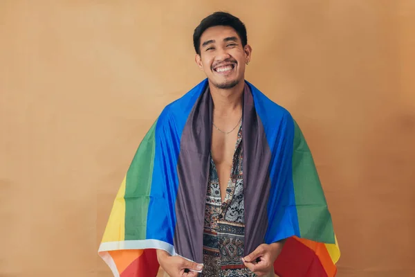 Hombre Feliz Sonriendo Pie Con Bandera Del Orgullo Igualdad Género — Foto de Stock