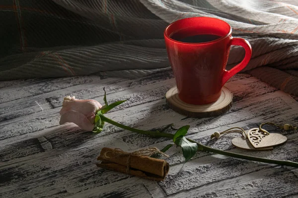 Uma xícara de café aromático com canela para o café da manhã — Fotografia de Stock