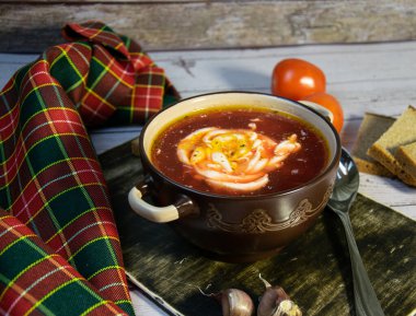 Sarımsaklı ve siyah ekmekli taze lahana çorbası.