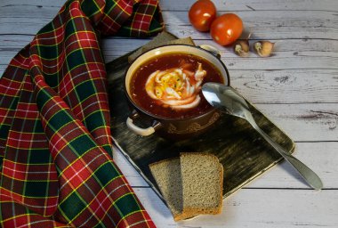 Ekşi kremalı, siyah ekmek ve sarımsaklı Aromatik borş.