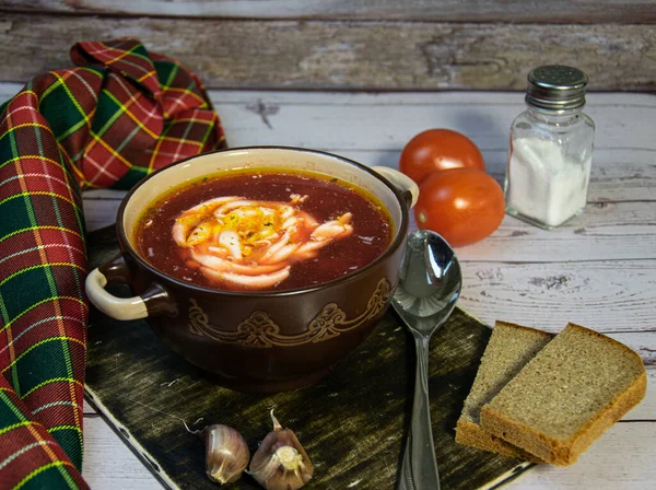 Borscht de col fresca con ajo y pan negro. —  Fotos de Stock