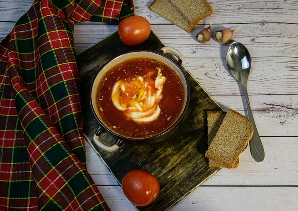Ekşi kremalı Aromatik borş, siyah ekmek ve sarımsak, taze domates