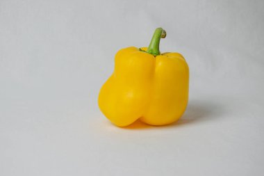 Beyaz arka planda sulu, olgun dolmalık biber.