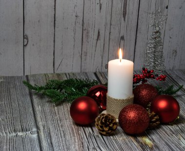 Balmumu koni, köknar dalları ve tahta bir arka planda gümüş ringa kemiği.