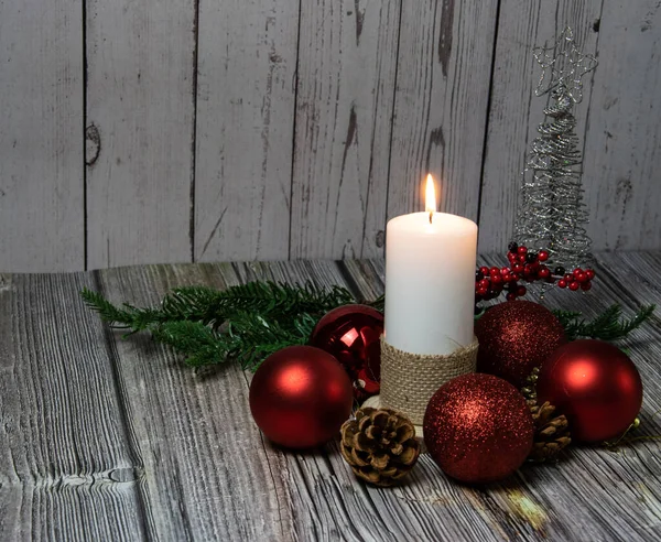 Waskaars Met Kegels Sparren Takken Zilvervisgraat Een Houten Ondergrond — Stockfoto