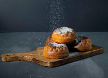 Şekerli kekler ahşap bir tahtaya konur.