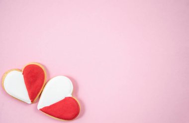 Kalp şeklinde kırmızı ve beyaz kurabiyeler.