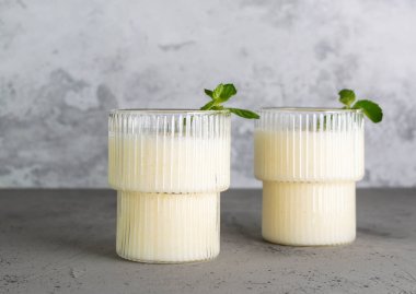 Dondurmalı kavun kokteyli ve şeffaf bardaklarda nane şekeri.