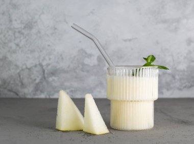 Dondurmalı kavun kokteyli ve şeffaf bardakta pipetli nane.