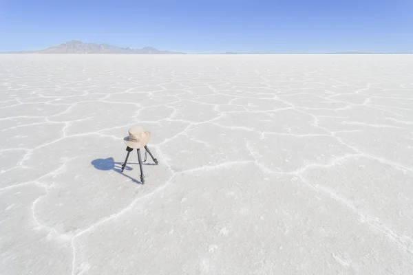 Tripod di Salt Flats — Stok Foto