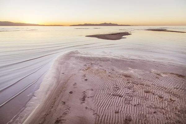 Закат соленого озера — стоковое фото