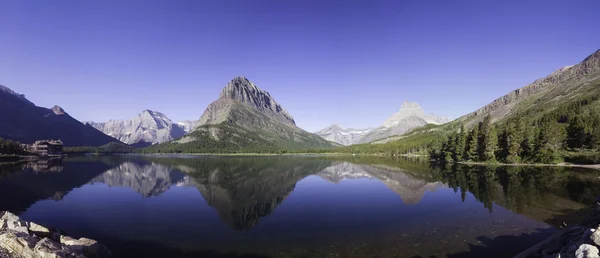 Swiftcurrent lake — Stockfoto