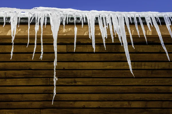 Buz sarkıtları ve çatı — Stok fotoğraf