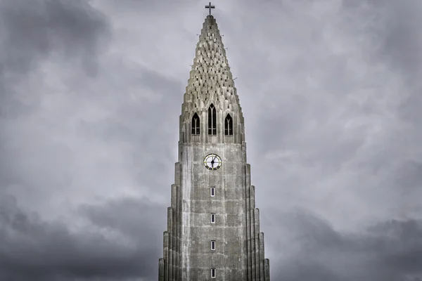 Die hallgrimskirkja in reykjavik an einem stürmischen Tag — Stockfoto