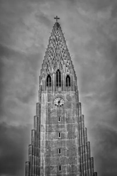 Die hallgrimskirkja in reykjavik an einem stürmischen Tag — Stockfoto
