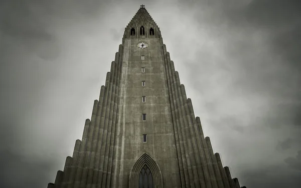 The tower of the Hallgrimskirkja on a stormy day in Reykjavik, Iceland — Stock Photo, Image