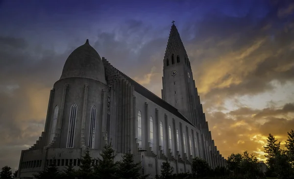 Hallgrimskirkja in der Mitternachtssonne — Stockfoto