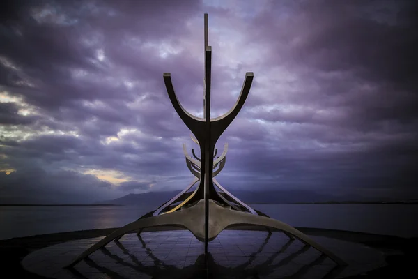 Eine moderne öffentliche Skulptur in Reykjavik eines langen Schiffes aus der Wikingerzeit — Stockfoto