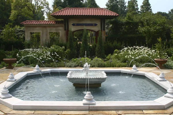 Garden fountain — Stock Photo, Image