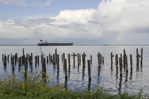 货船和彩虹 — 图库照片
