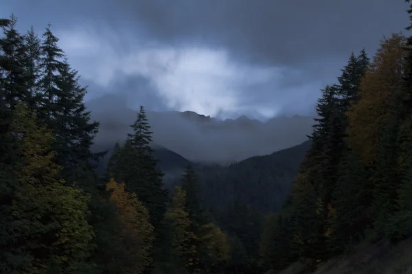 Crepúsculo nas montanhas — Fotografia de Stock