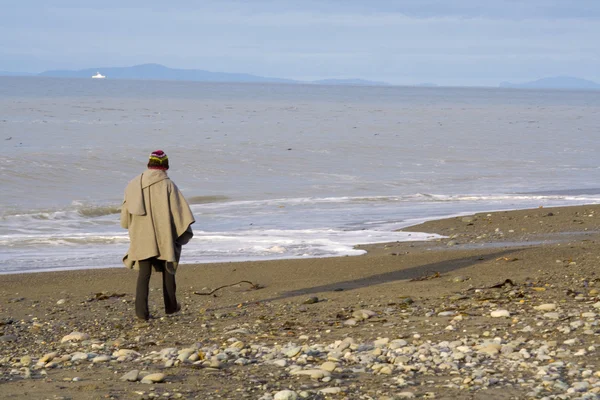 Frau am Strand — Stockfoto