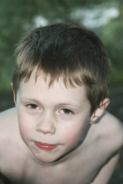 Jonge jongen in de zomer — Stockfoto